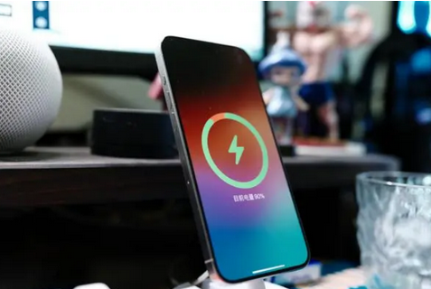 龙安苹果15换屏服务分享用什么充电器给iPhone15充电更好 